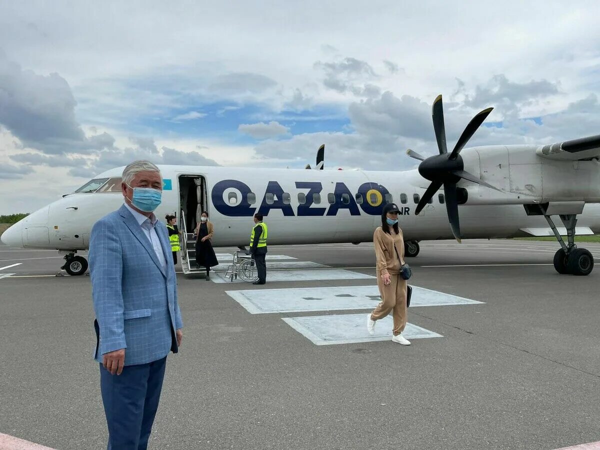 Эйр новосибирск. Бомбардье самолет Qazaq Air. Dash 8 q400 Qazaq Air. Ушарал аэропорт. Qazaq Air Новосибирск Нурсултан.