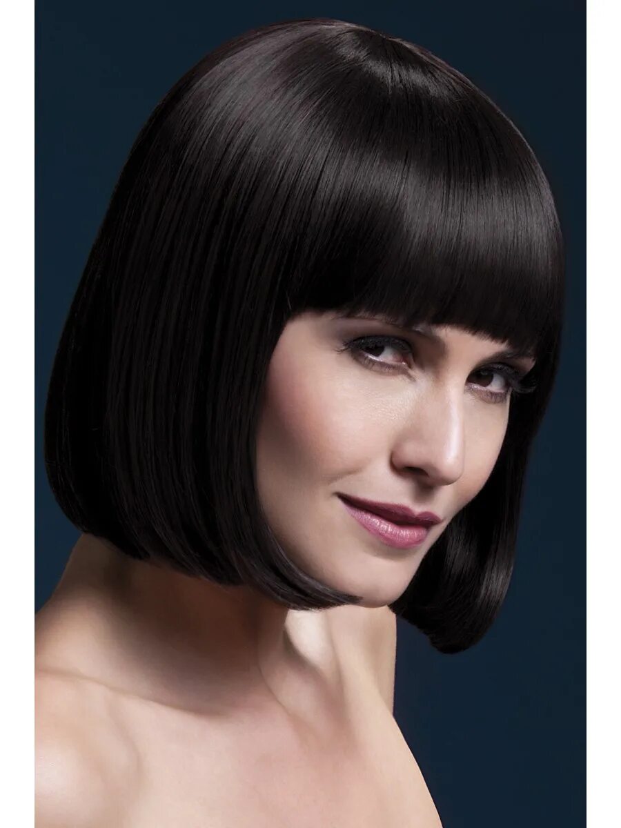 Стрижки на темные волосы. Blunt bob стрижка. Каре стрижка женская. Кэти холмс с каре и челкой. Парик каре каштановый.