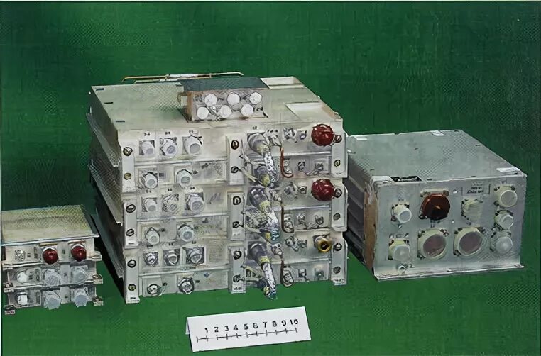 Кис 90. Бортовая аппаратура командно-измерительной системы. Бортовая аппаратура космического аппарата. Блок бортовой аппаратуры. Бортовая аппаратура вибрации.
