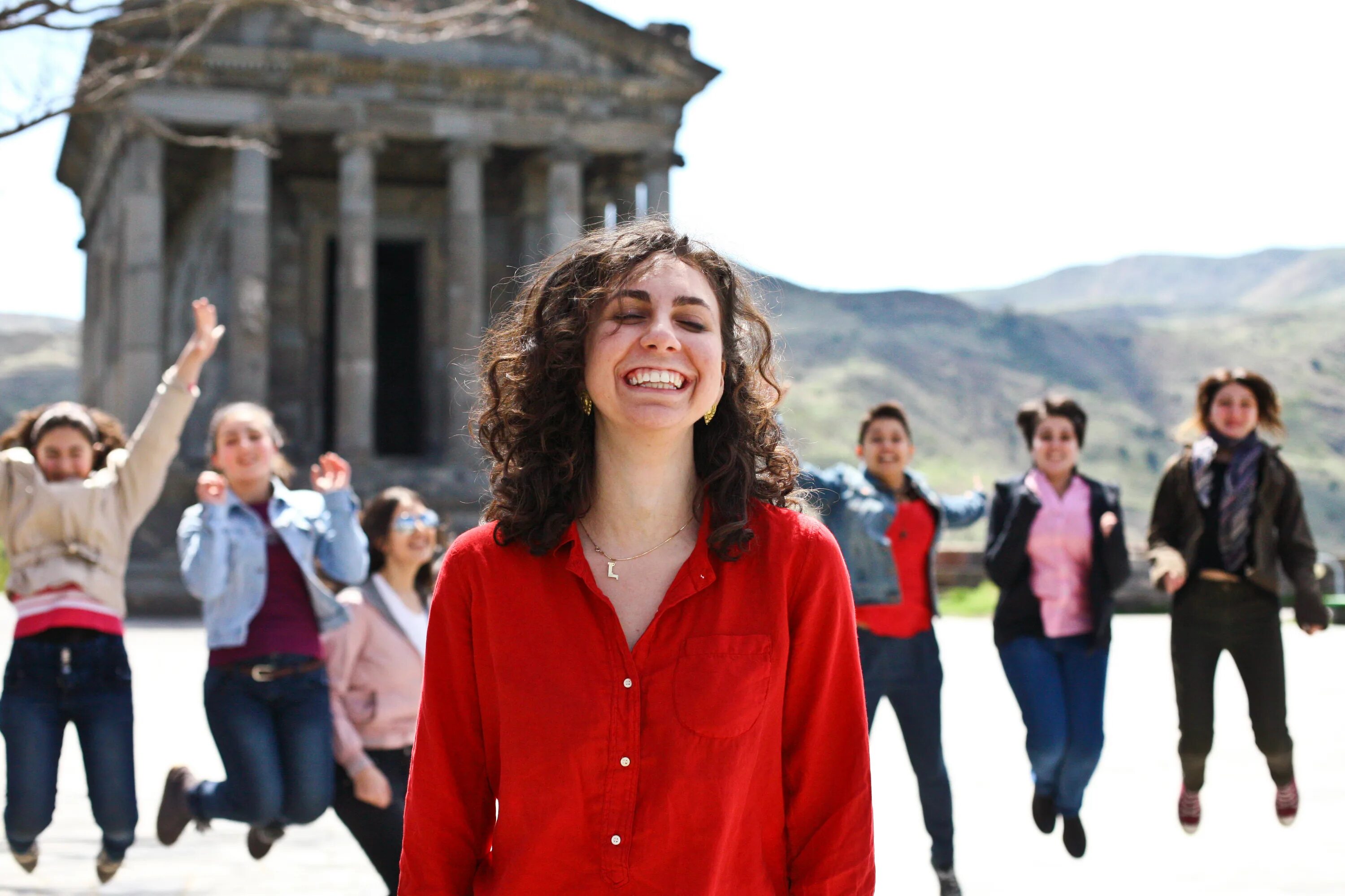 Включи армянский язык. Туристы в Гарни. Birthright Armenia. Что одеть в путешествие в Армению.