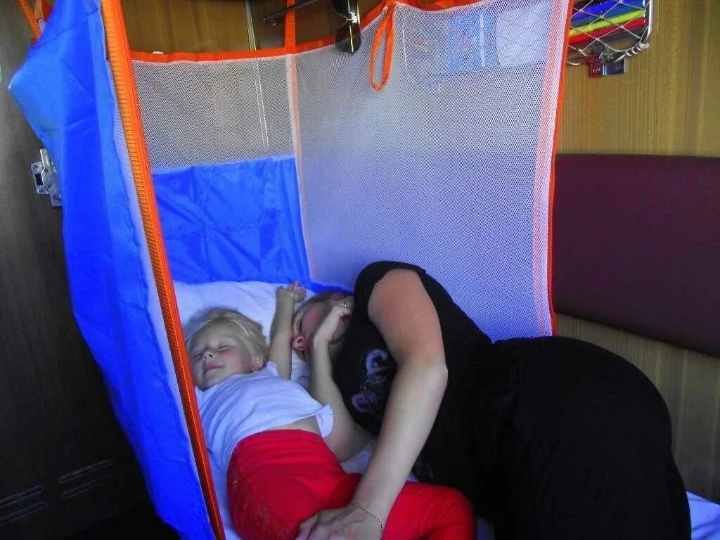 Дети спят в поезде. Сон ребенка в поезде. Поезда для детей. Сон ребенка в поезде. Спящие девочки в поезде.