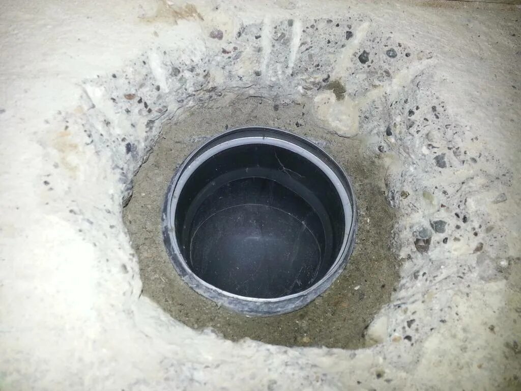 Труба бетонная колодец. Гильза манжет для канализационных труб 110 в фундаменте. Гильза для канализационных труб 110 через перекрытие. Гильза для канализационных труб 110 в фундаменте. Гильза для трубы в колодце 110 мм.