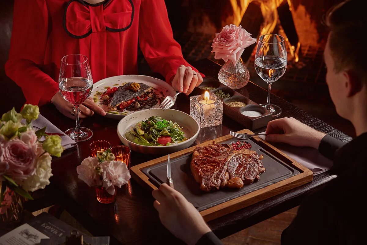 день ужина. романтический стол. романтичный ужин. романтический ужин в ресторане. ужин на двоих.