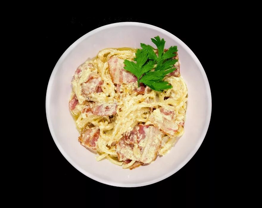 Лапша с беконом и сыром. Карбонара. паста карбонара. паста фетучини карбонара. фетучини карбонара с беконом.