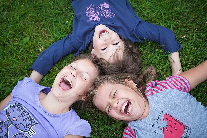 Children laughing. Дети смеются. Дошкольники смеются. Ребенок ржет. Фотографии смеющихся детей.