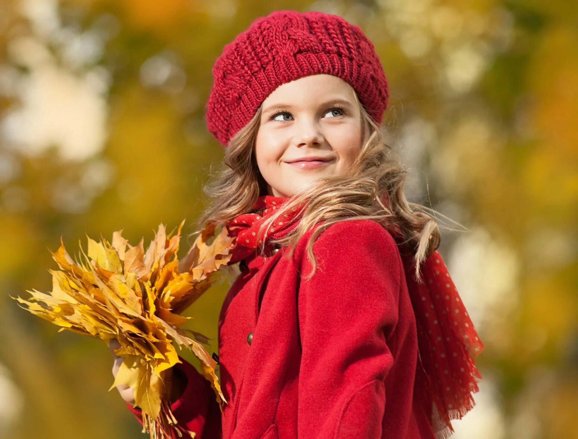 Devochki. Девочка осень. Девочка в красной шапке. Фон осень для детей. Девочка осенью.