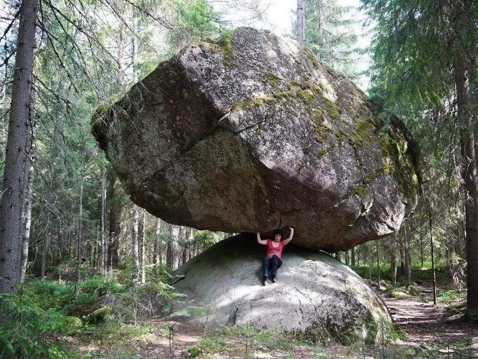 Сколько живет камень. Камень Куммакиви Финляндия. Балансирующая скала Куммакиви. Огромный булыжник. Огромный валун.