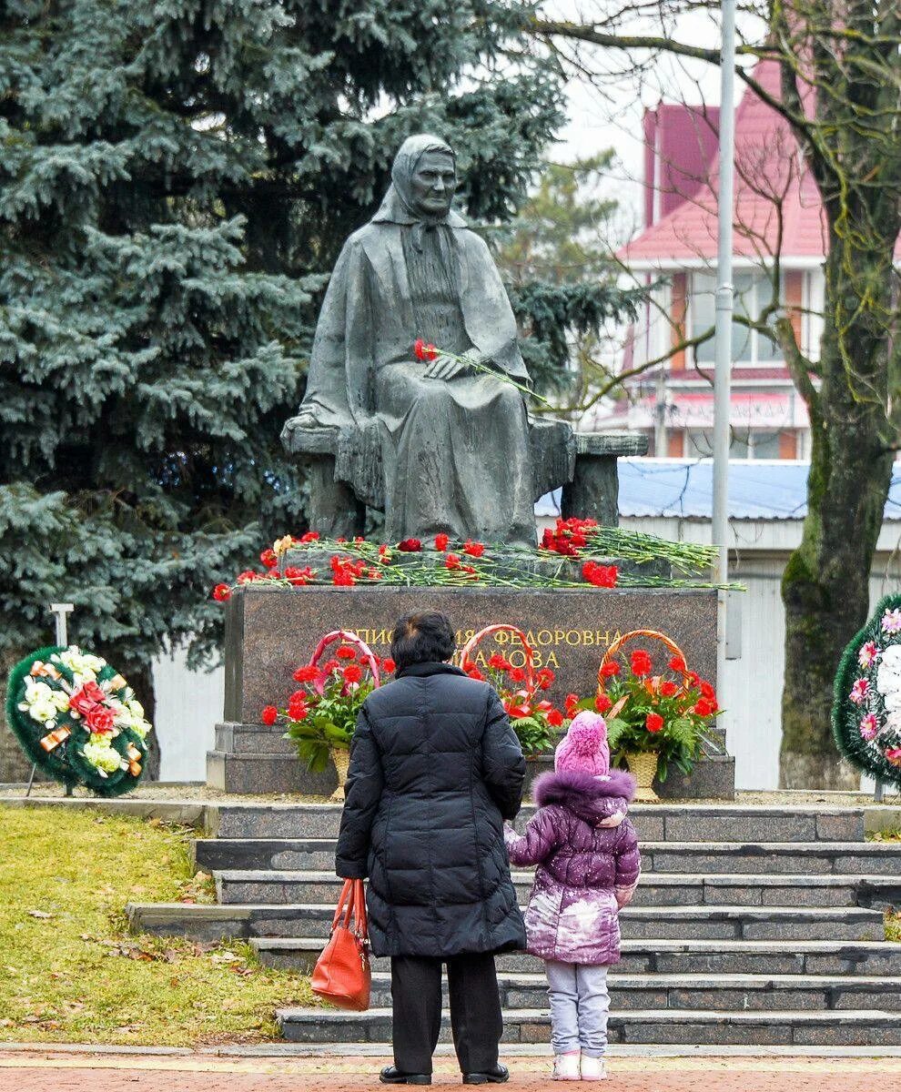 Памятники тимашевск. Памятник Епистинии степановой в Тимашевске. Памятник степановой Епистинии фёдоровне в Тимашевске. Мать Степанова Епистиния Федоровна. Епистиния фёдоровна Степанова памятник.