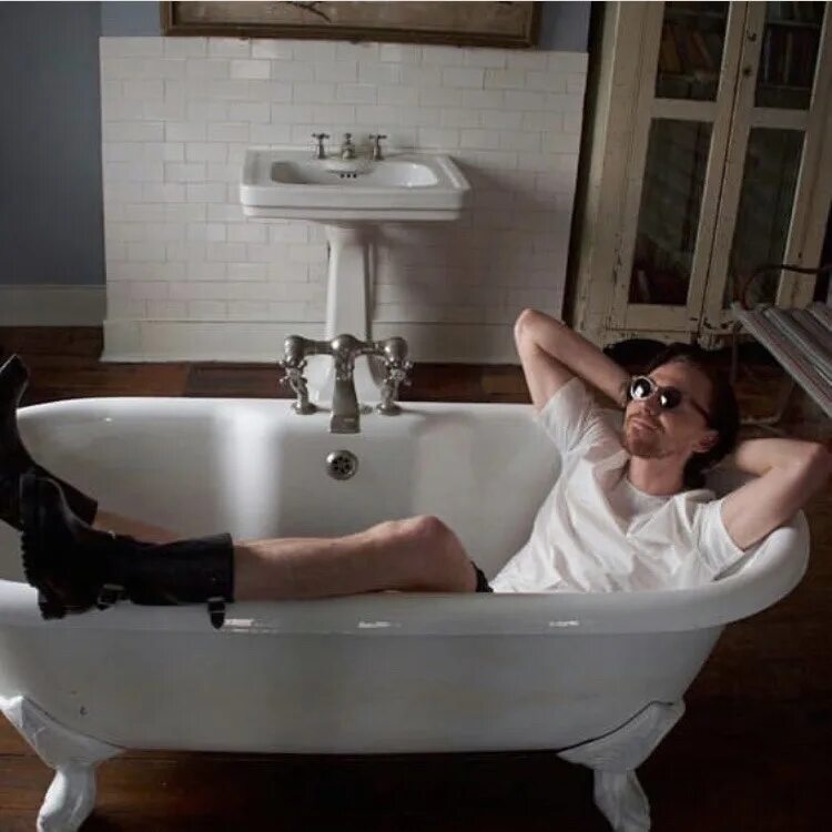 Можно сидеть в горячей ванне. Том Хиддлстон в ванной. Том Хиддлстон в ванне фотосессия. Том Хиддлстон в ванне.