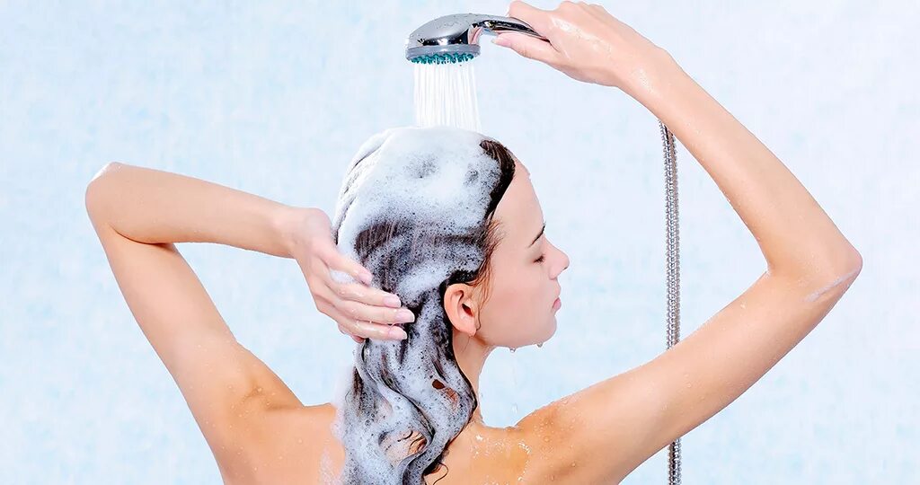 Во время мытья головы. Мытье головы. Девушка моет голову. Мытые волосы. Волосы шампунь девушка.