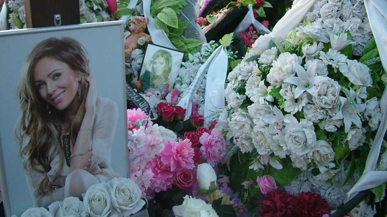 Дочь умершей певицы. Фотосессия на могиле началовой. Дочь умершей певицы. Могила певицы юлии началовой. Юлия началова 2019 год.