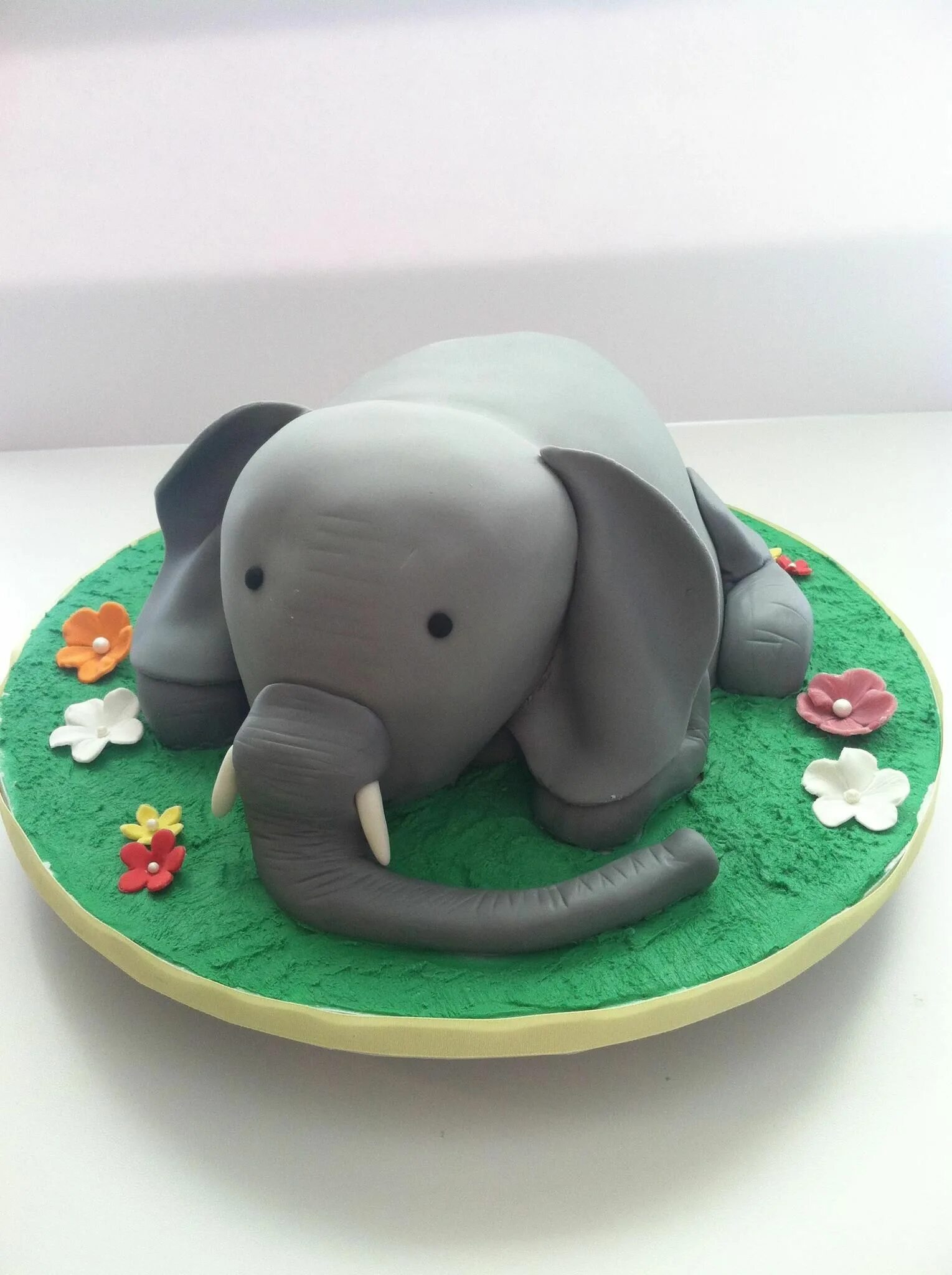 Торт в форме слона. Слоник из мастики на торт. Торт в виде слона. Торт слон заказ. Торт слоник с подарком.