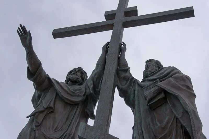 Молния в статую апостола петра. Памятник святым апостолам петру и павлу в петропавловске-камчатском. памятник святым первоверховным камчатка. статуя апостола петра и павла. святой пётр апостол надгробие.