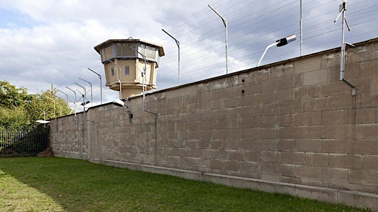 Prison wall. Prison wall. Тюремная стена. Prison wall. Тюремная стена.