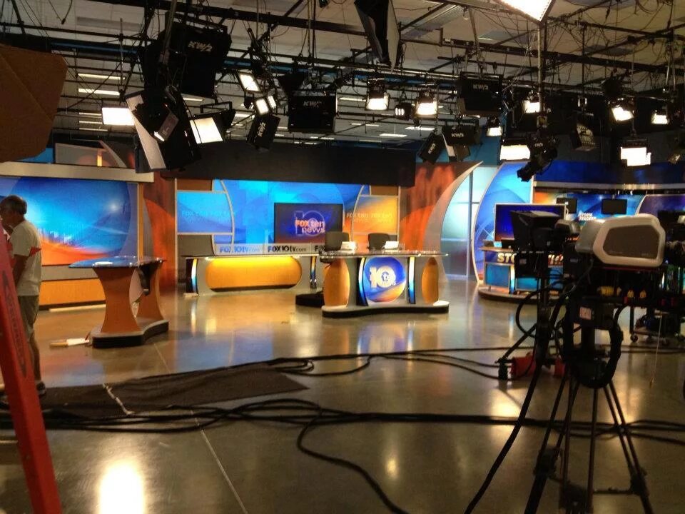 Телевизор кндр. Включи тв станции. Television station. Фотоконкурс ртрс. Телестудия останкино аппаратура.