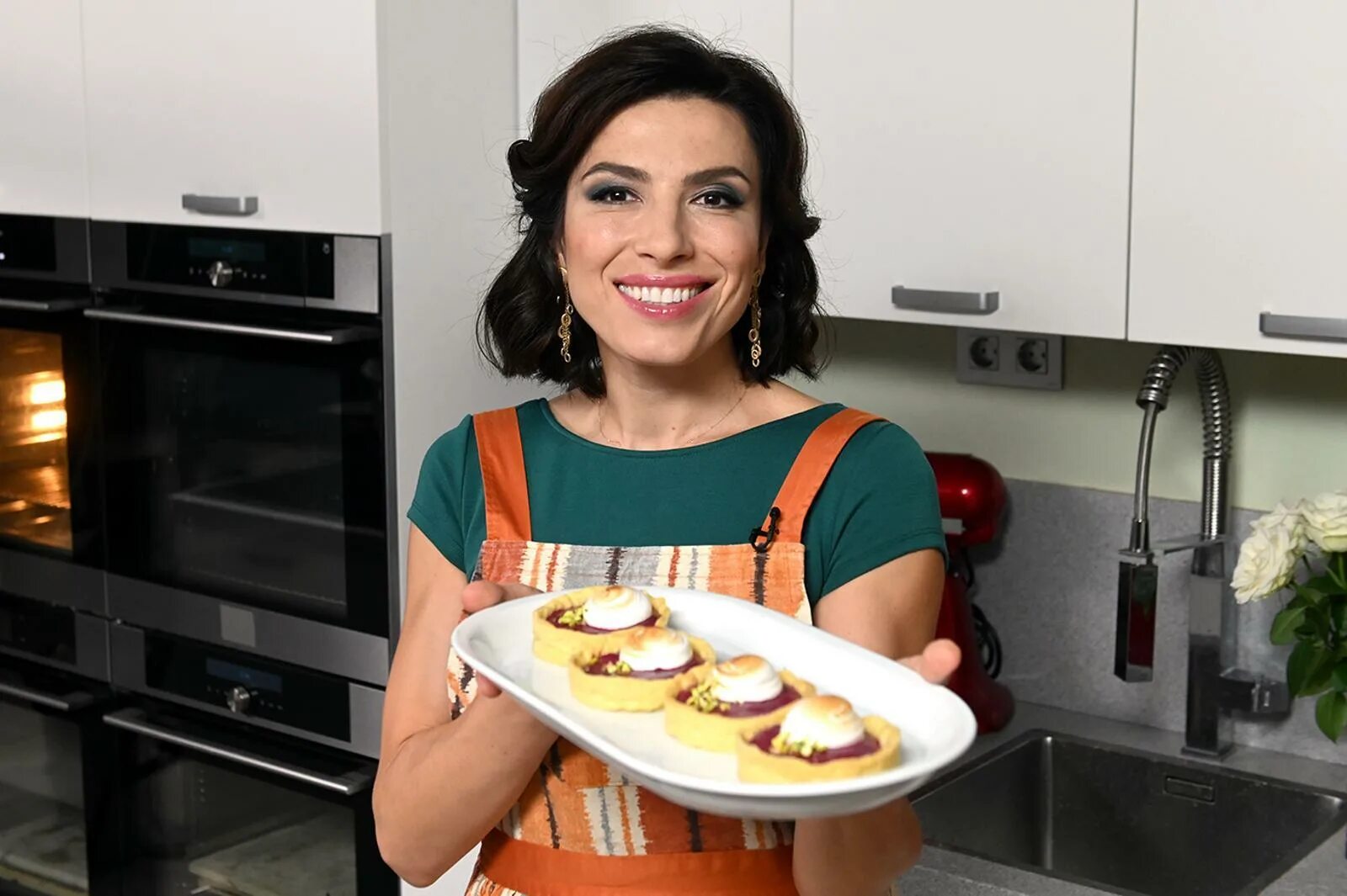 Жаркая кухня спенсера уоттса. Кухня программа на сегодня. Шеф-повар ивлев константин. Передача про готовку. Кухня программа на сегодня.