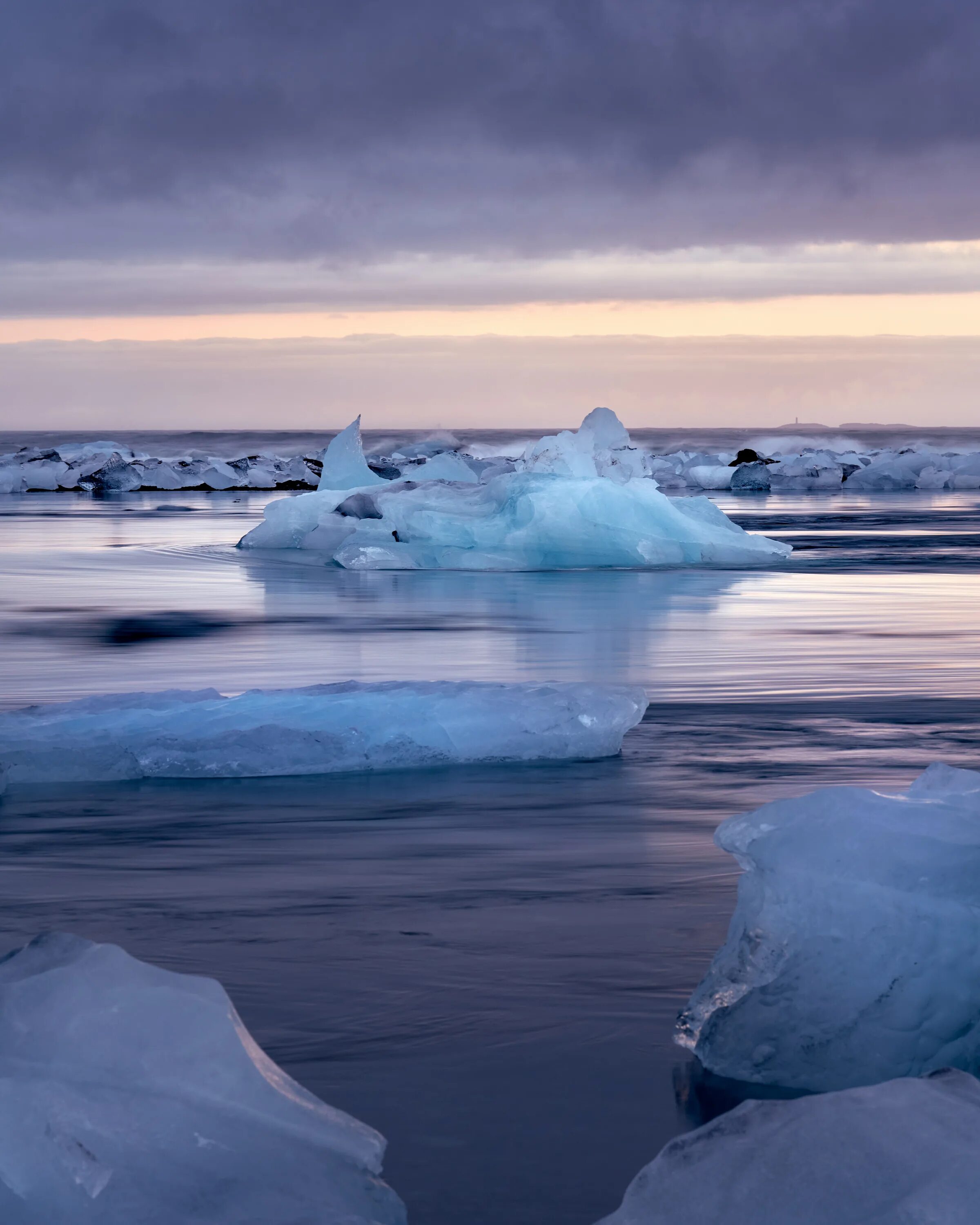 Льдина. Льдина в море. Льдины Байкала. Вода со льдом.
