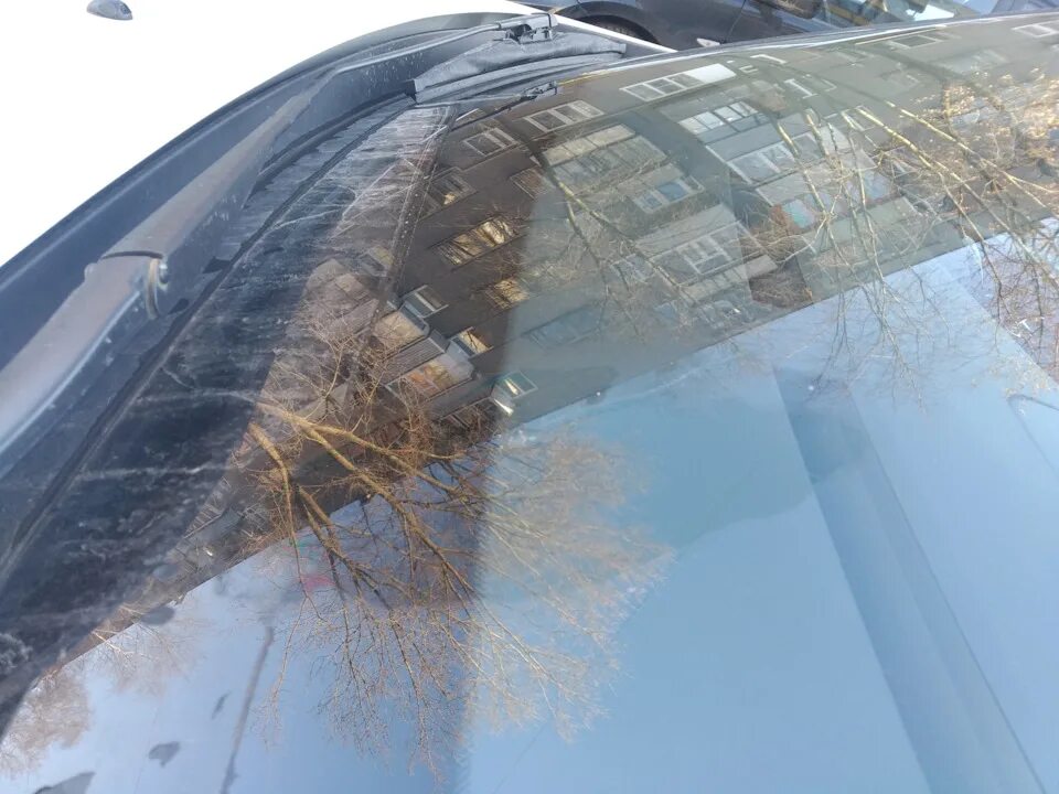 Трещина на лобовом стекле Рено Каптур. Трещина лобового стекла Renault Kadjar. Заваливается на угол стекло Рено Каптур. Треснуло стекло на мазде 6 2022 прилет камень на трассе зимой.