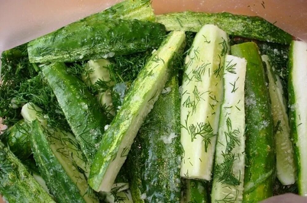 Малосольные огурцы в кастрюле. Малосольные огурцы в пакете с чесноком. Огурцы в собственном соку на зиму. Огурцы в банке. Огурцы на зиму.