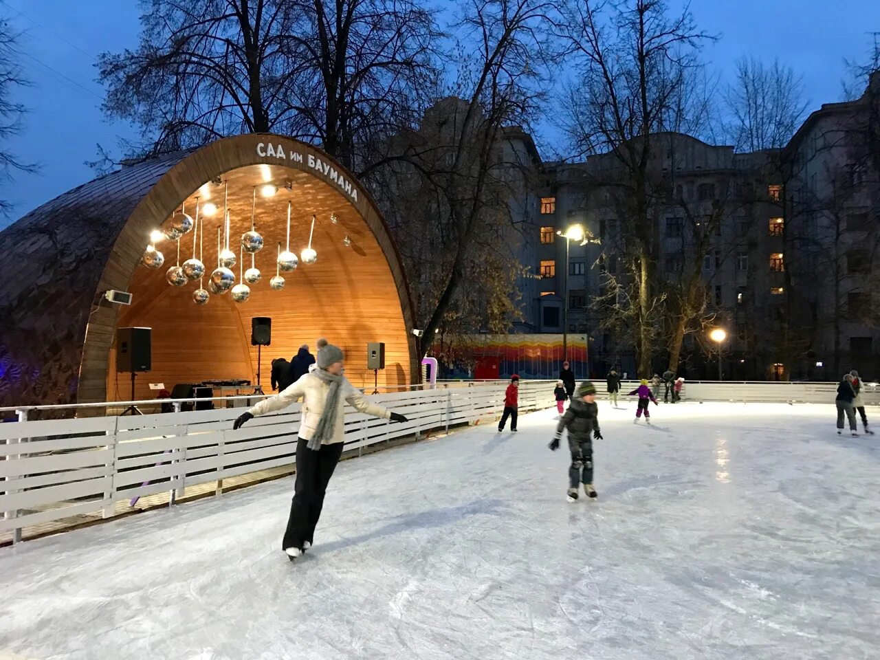 Каток баумана купить билет. Каток в саду Баумана. Сад имени Баумана каток. Парк Баумана каток. Парк имени Баумана каток.