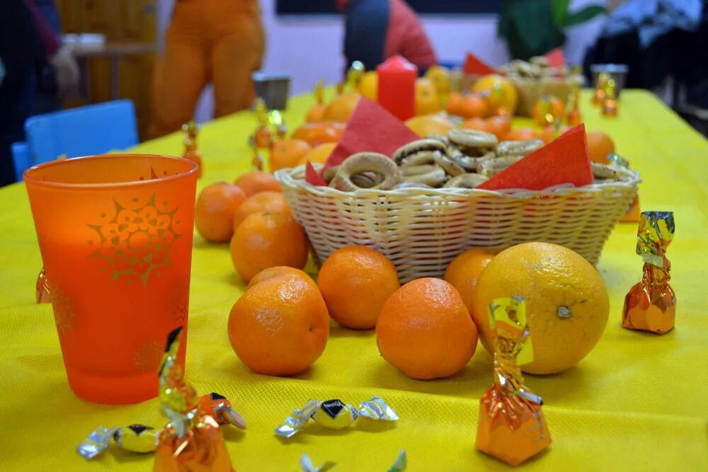 Ребенок ест морковку. Стань оранжевой. Стань оранжевой. Желтая морковь. Свадьба с апельсинами.