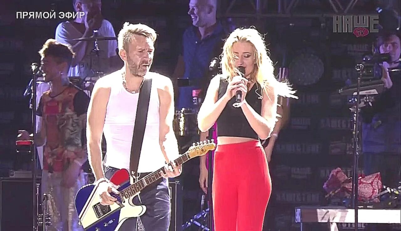 Группа ленинград. Группа ленинград лабутены. Юлия топольницкая лабутены. Группа ленинград экспонат. Алиса вокс на лабутенах.