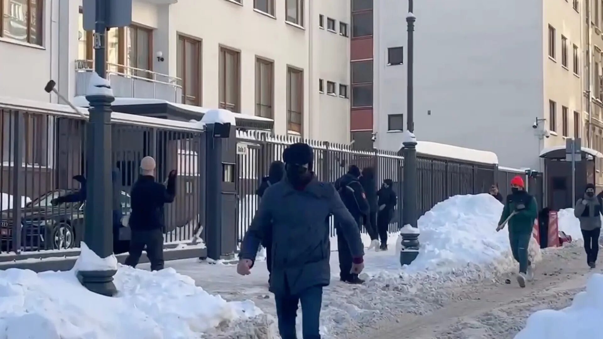 Посольство Финляндии в Москве. Посольство Финляндии в Москве забросали кувалдами. Кувалды в посольстве Финляндии. Нападение на посольство.