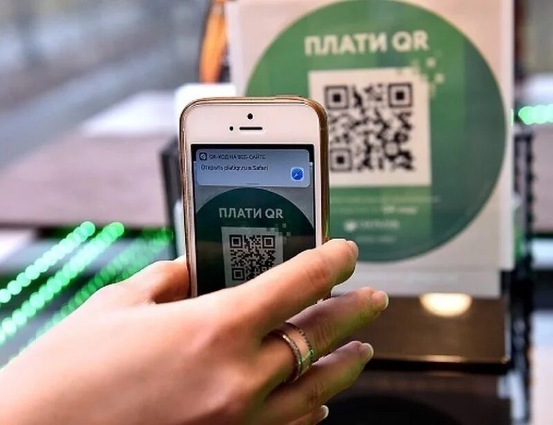 Плати qr магазины. Плати QR от Сбера. Оплата по QR коду. Оплата по QR коду в магазине. QR код Сбербанк.