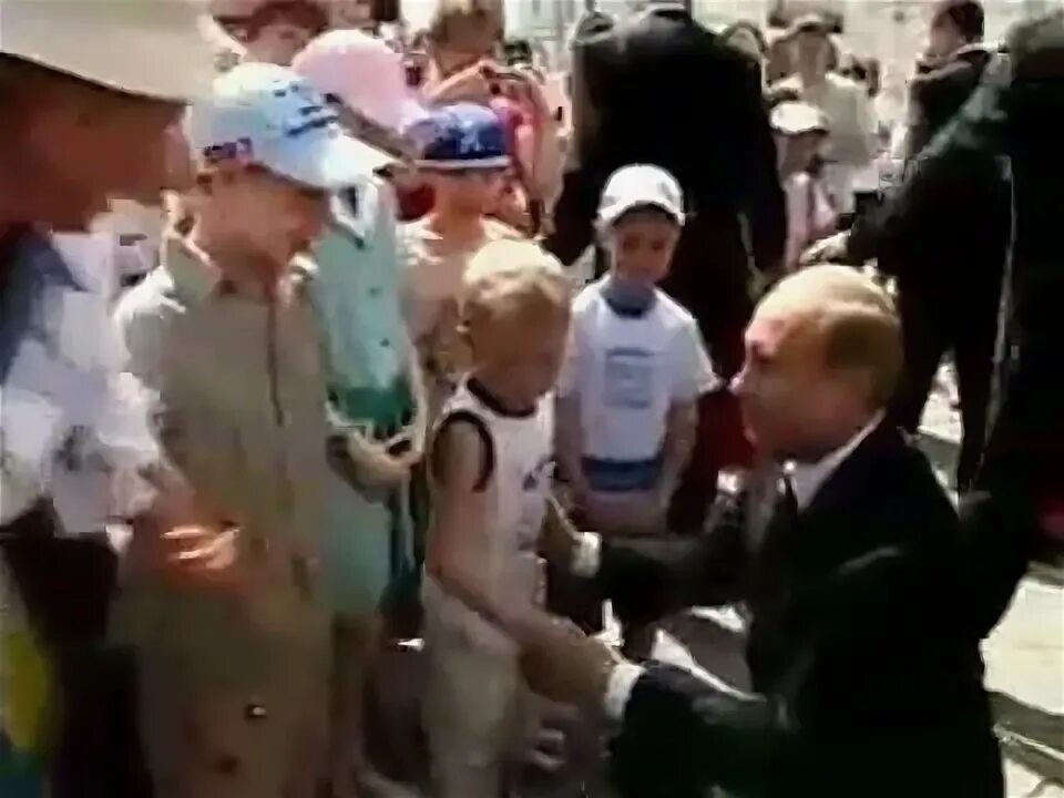 Путинин целует мальчика в живот. Поцеловал мальчика в живот