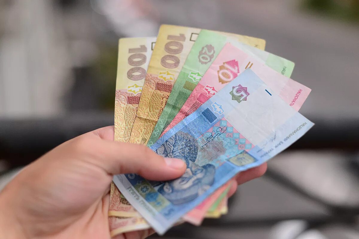 Украинские деньги в руках. 200 гривен купюра. 1000 гривен печать. Украинская гривна. Потратить деньги украины.