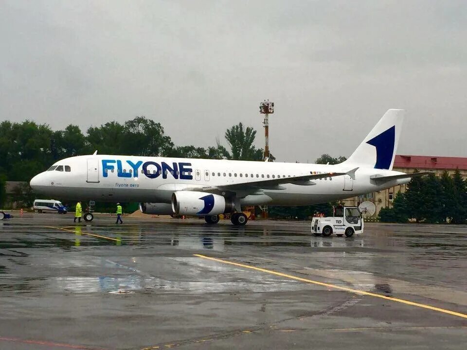 Fly one armenia сайт. Флай Ван авиакомпания. Молдавская авиакомпания Fly one. Самолет Флай уан. Airbus a319 Fly one.