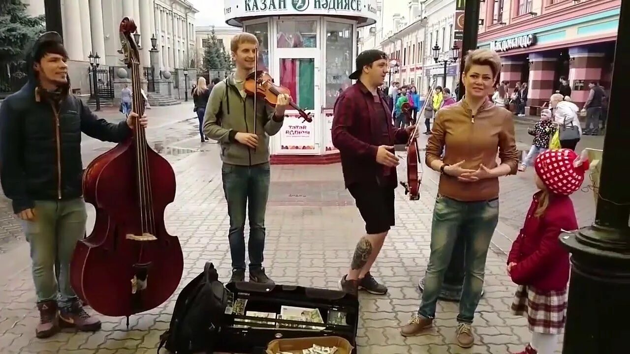 Уличные музыканты Санкт-Петербурга. Уличные музыканты Владикавказ. Музыкальное трио уличное. Бишкек уличные музыканты.