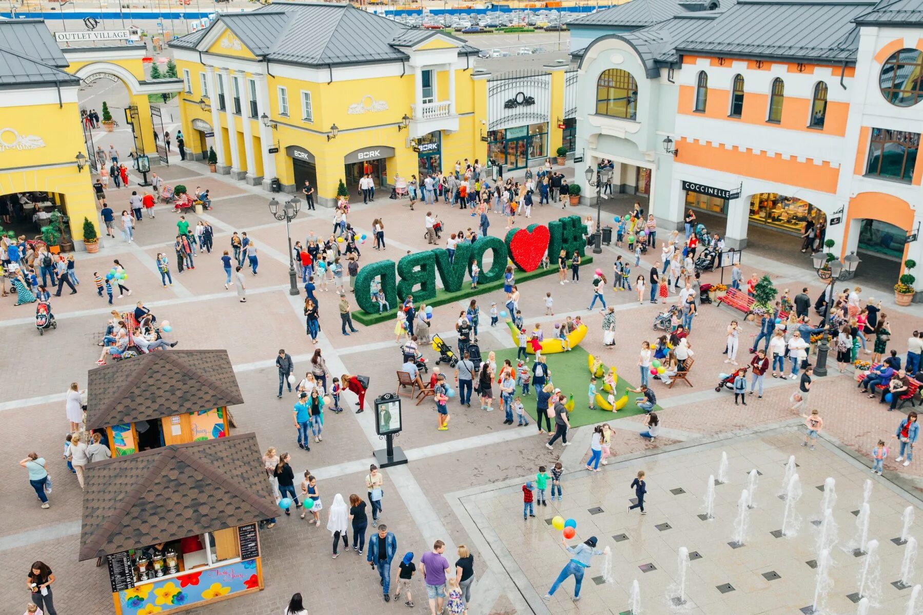 Outlet белая. Аутлет Вилладж Котельники. Аутлет белая дача Котельники. ТЦ Outlet Village белая дача. Аутлеты в Москве белая дача.