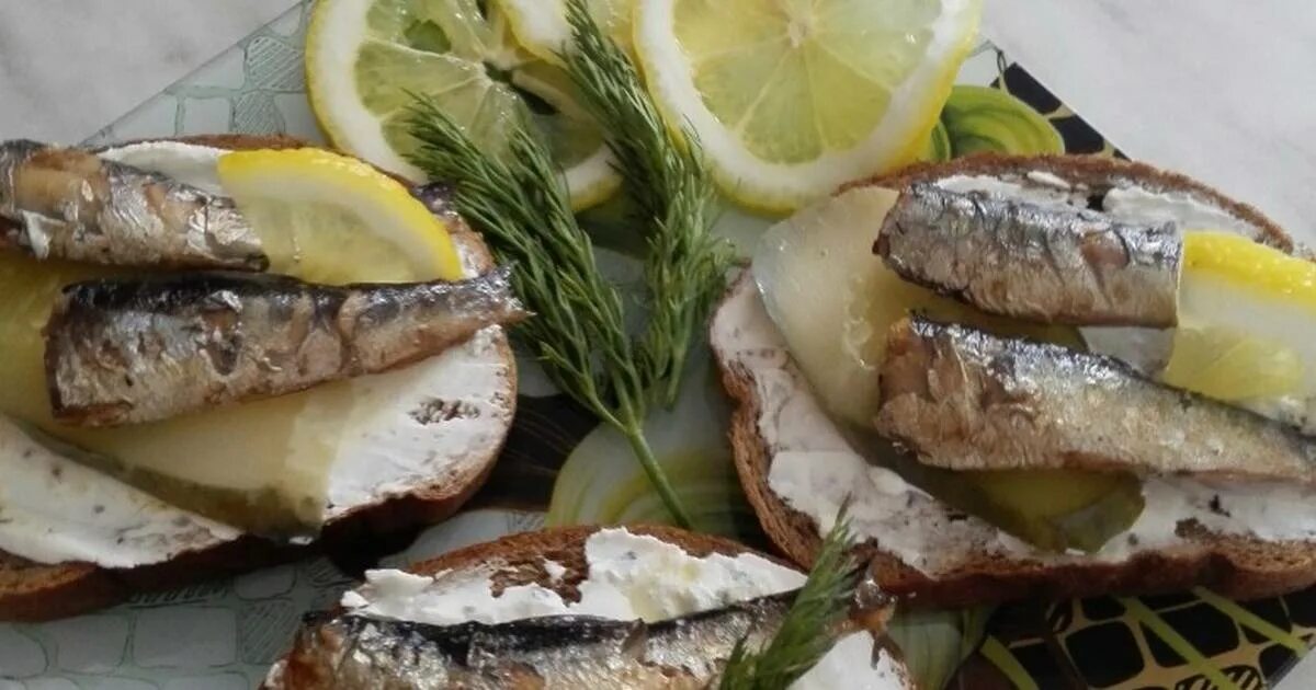 чёрный хлеб со шпротами и огурцом. бутики со шпротами. рецепт шубы со шпротами пошагово. туьер со шпротами. рецепт шубы со шпротами пошагово.