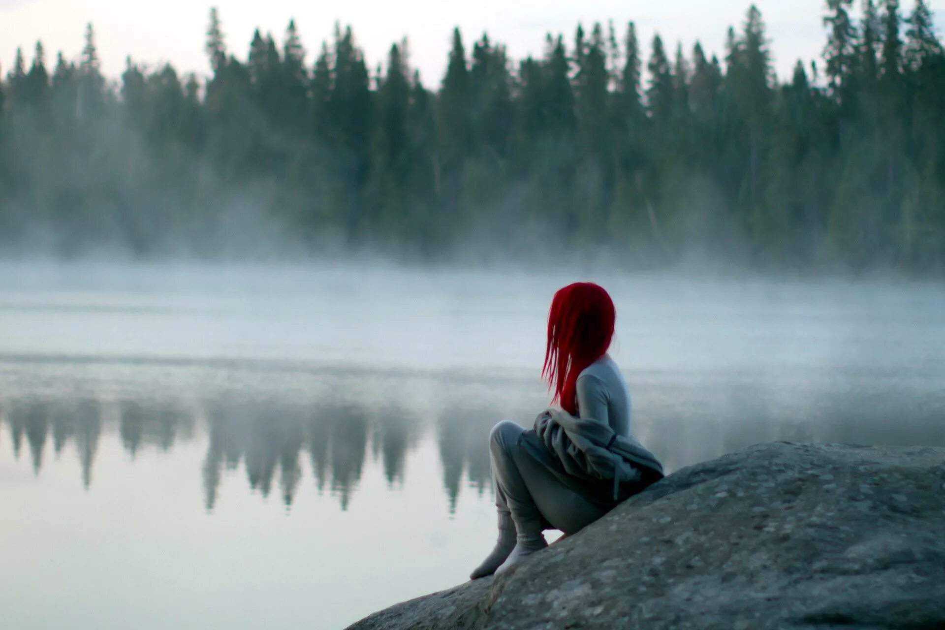 Снова одинока я сижу поет девушка. Уединение с природой. Одинокая девушка. Девушки на озере. Девушка с красными волосами со спины.
