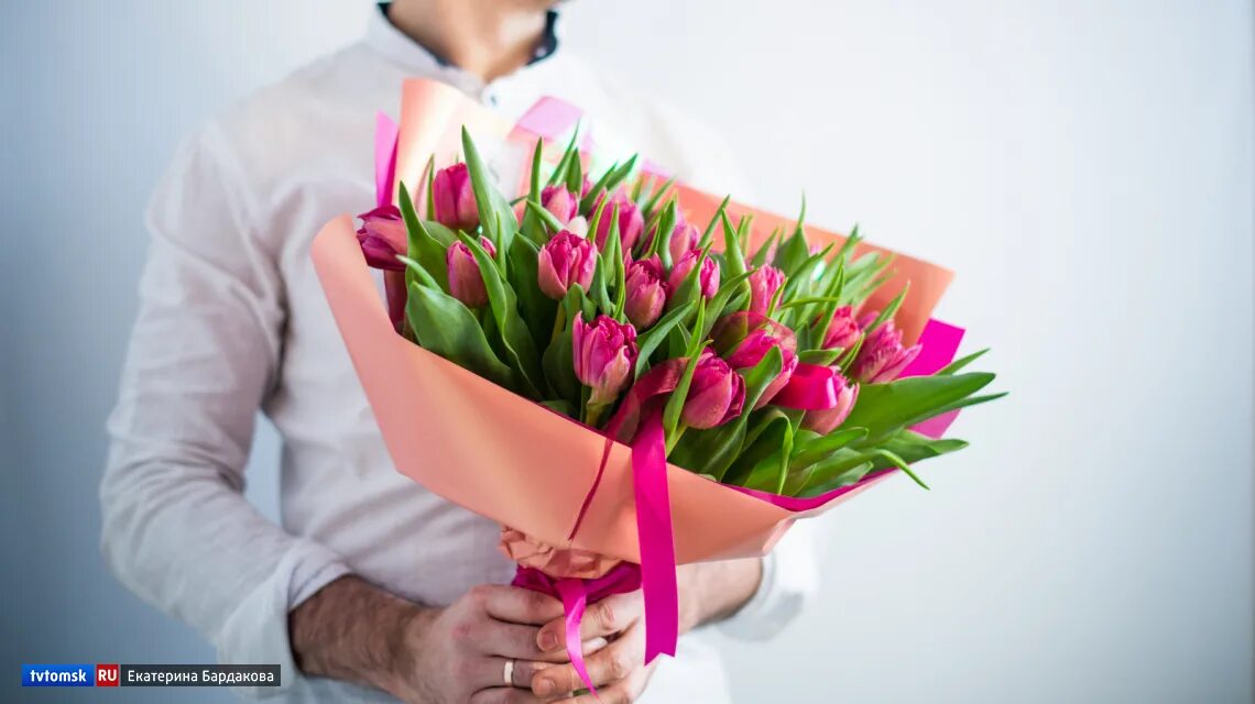 Какие цветы принято дарить на 8. Тюльпаны в руках.