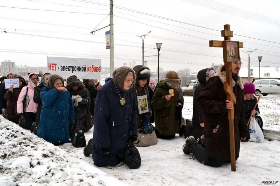 Крестный ход (Церковь Покрова-на-Лузе). Православные на коленях. Крестный ход против интернета. Ползут на коленях в Церковь. Неприятный ход