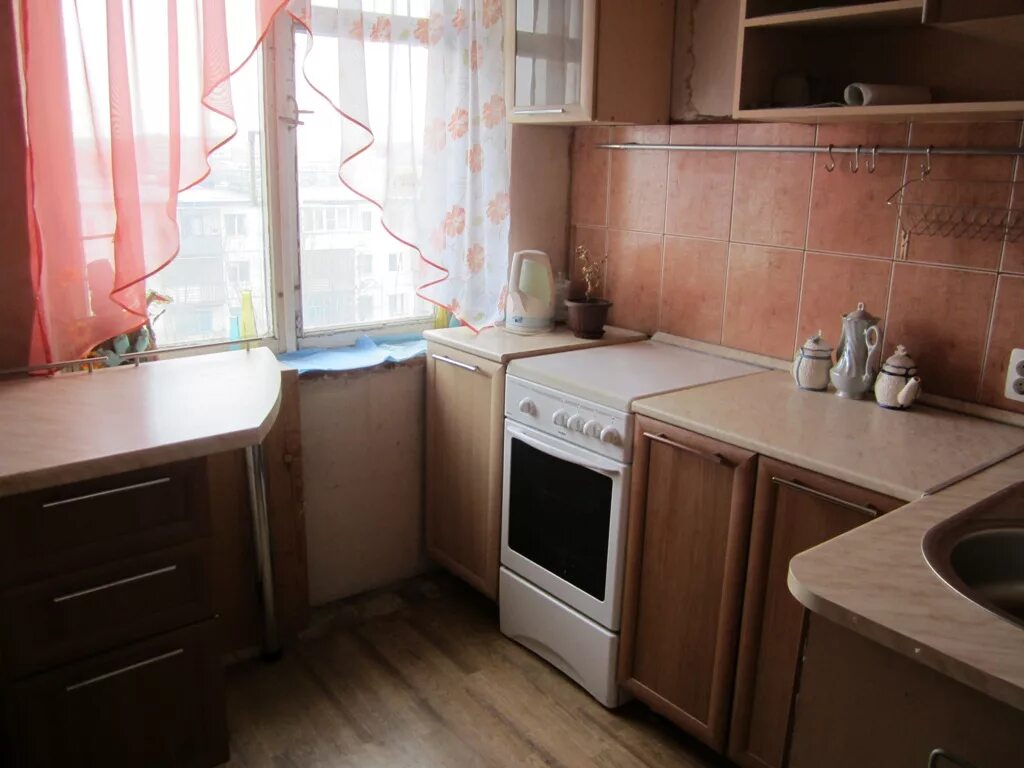 Квартиры в москве вторичка в пятиэтажке. Хрущевка кухня без ремонта. кухня вторичка. хрущевка в хорошем состоянии. квартира без ремонта вторичка.