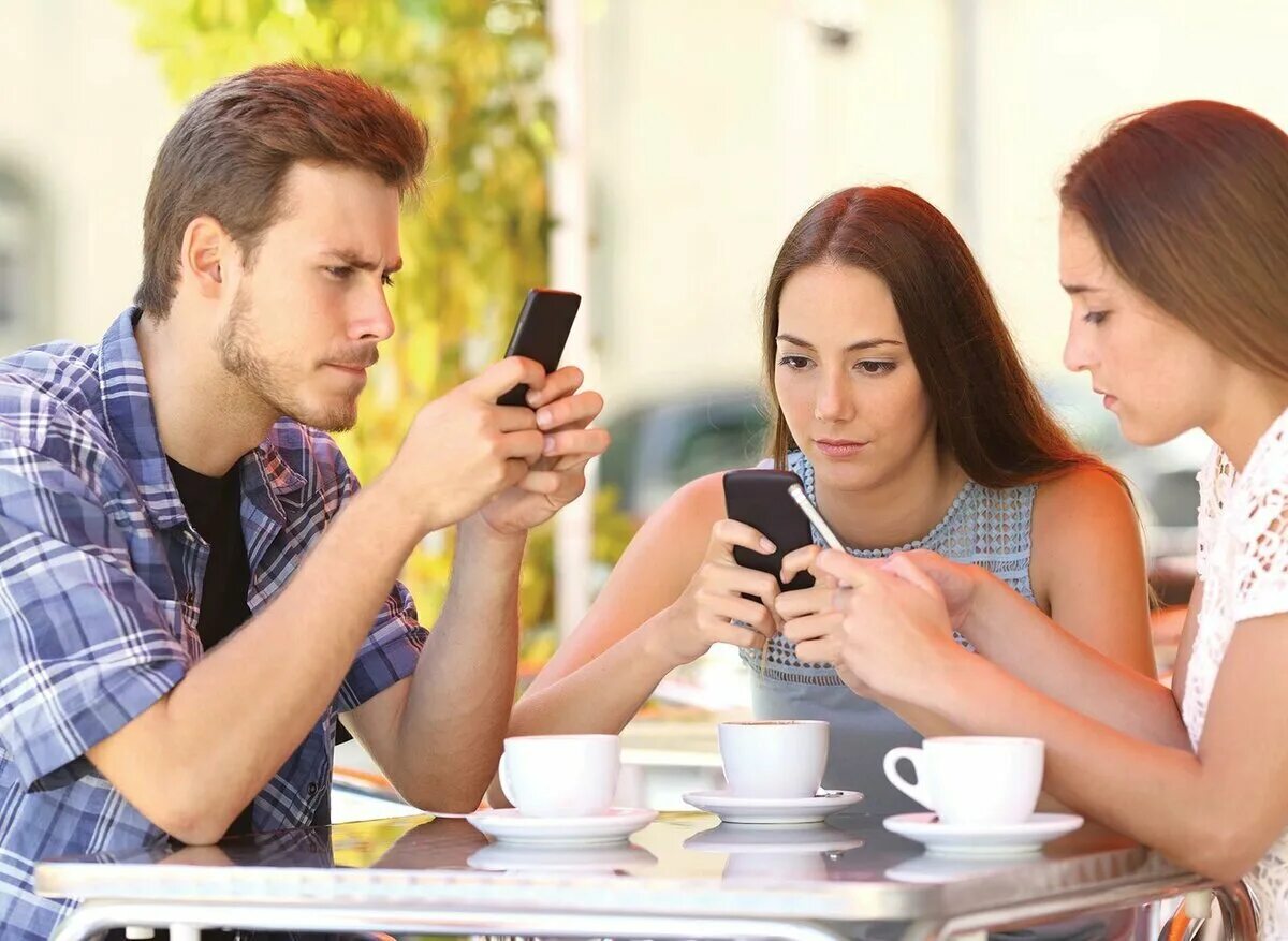 Социальные нормы. Человек рассказывает. Человек сидит в телефоне. Человек со смартфоном. Взаимоотношения людей в обществе картинка для презентации.