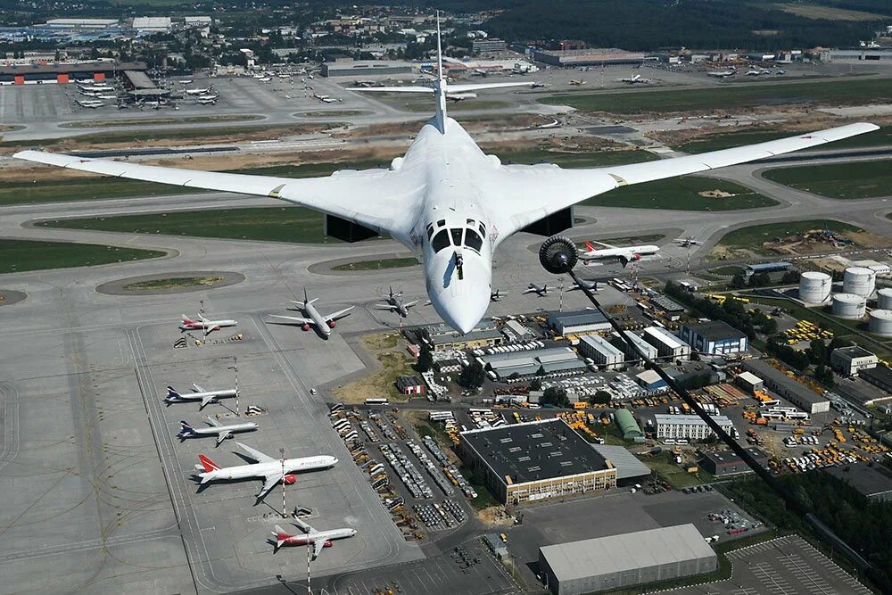 Ту 160м сколько. Ту-160 белый лебедь. Белый лебедь самолет ту 160. Ту-160 сверхзвуковой бомбардировщик. Сверхзвуковой белый лебедь ту-160.