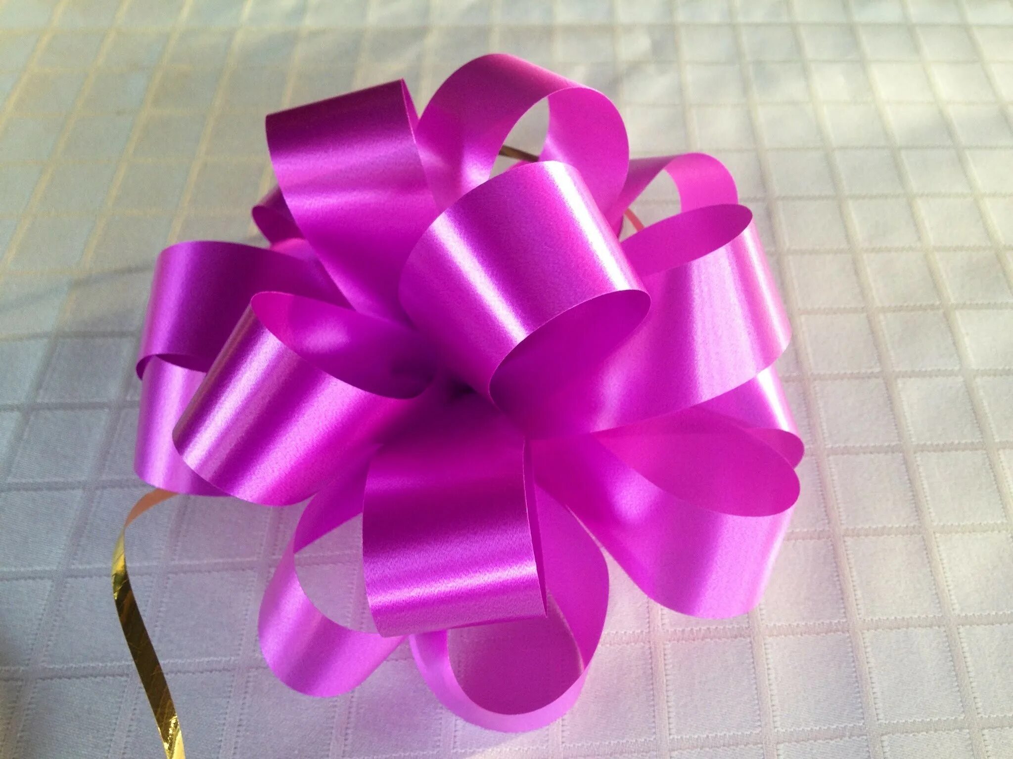 Make a bow. Бант на подарок. Подарочный бант из ленты. Бант из упаковочной ленты. Большой подарочный бант.