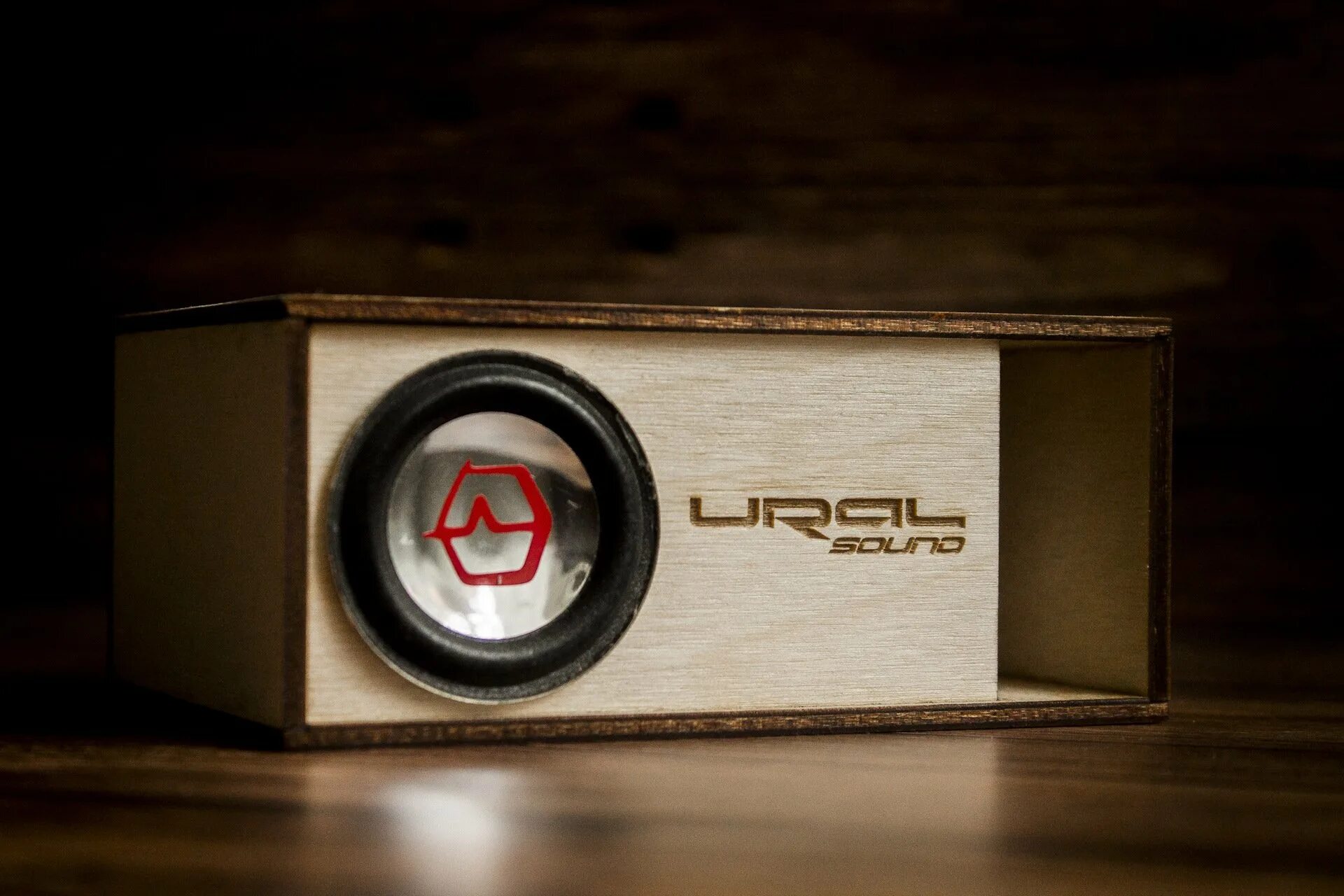 Саб телефоны. Саб телефоны. Автозвук приора deaf bounce. Колонки на черном фоне. Сабвуфер прайд басс студио.