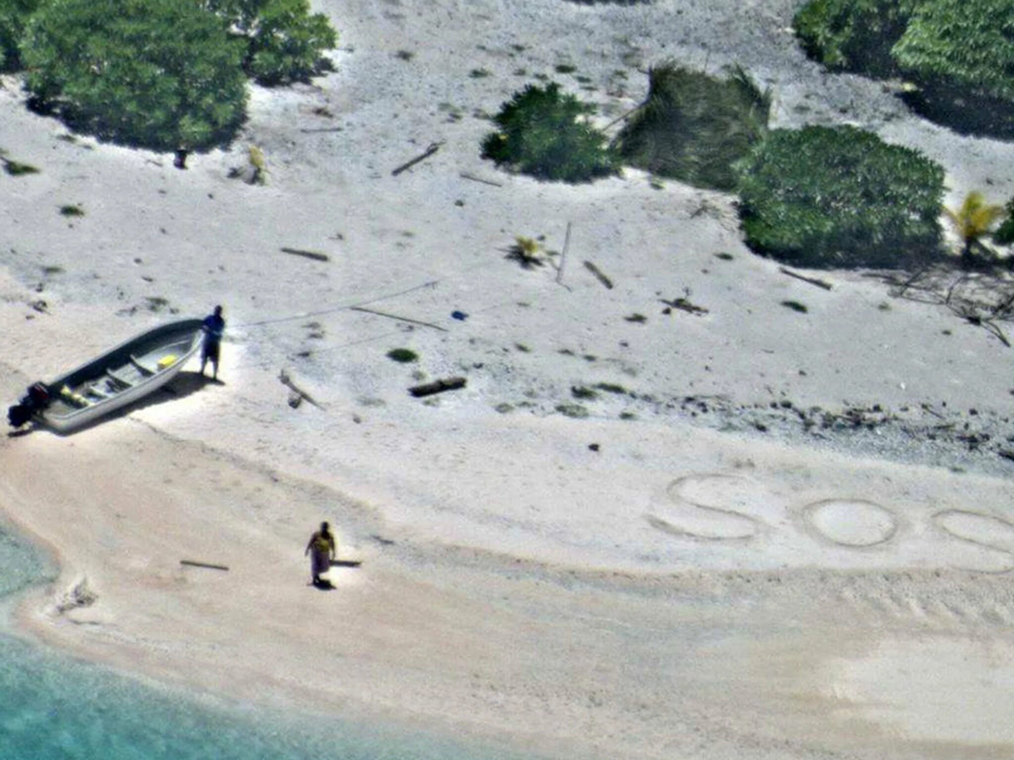 Sos на море. Надпись на песке sos. Надпись острова на песке. Sos белый песок. Sos белый песок.