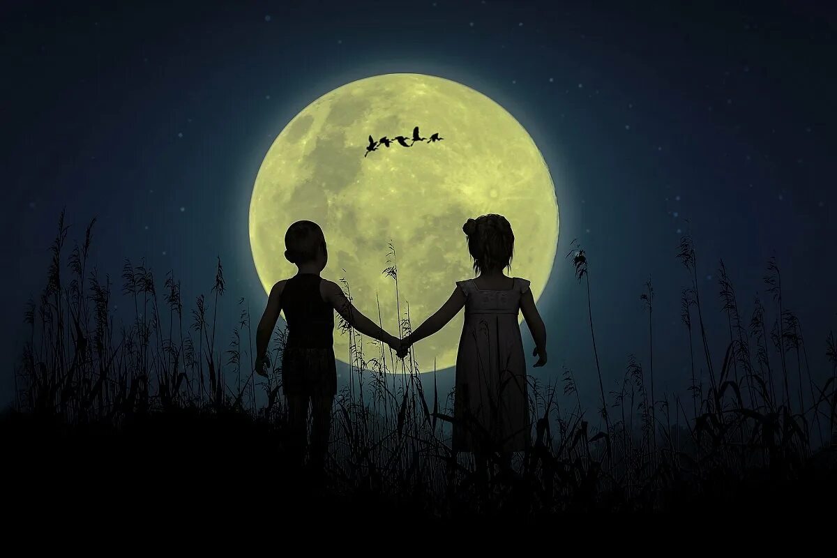 Девочка луна як. Мальчик на Луне. Мальчик и девочка на фоне Луны. Мальчик и девочка под луной. Девочка на Луне.