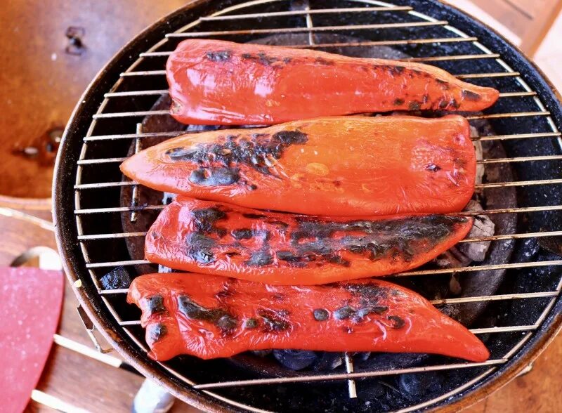 жареные овощи на мангале. перец печеный на гриле. рецепт перцев на гриле. перец на гриле. перец на гриле.