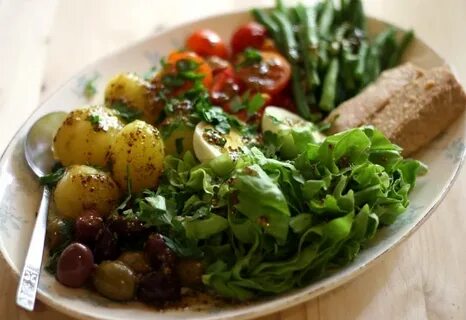 Тунец с яйцами и зеленым луком