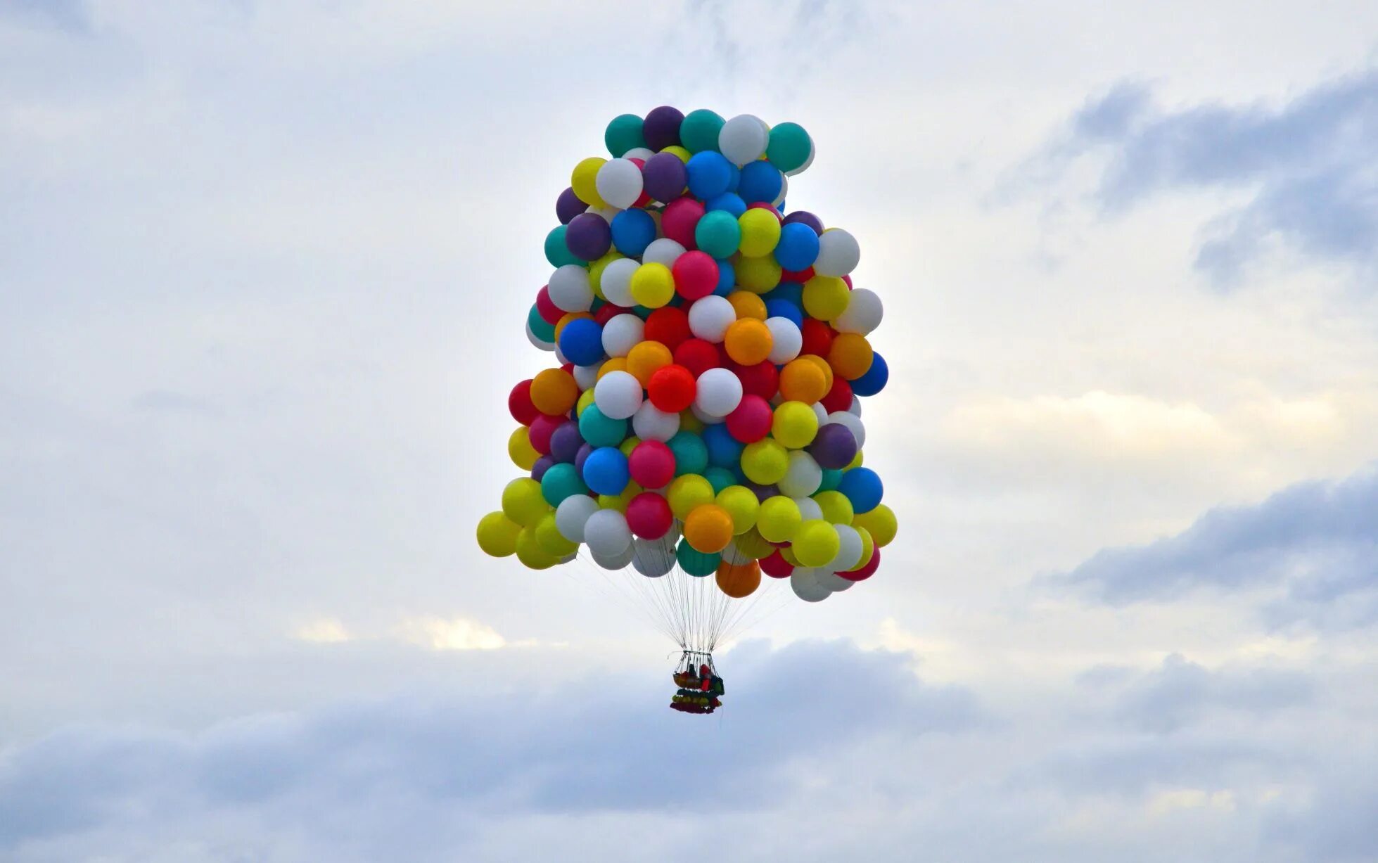 Выпускать в небо воздушные шары с гелием. Летит на воздушных шарах. Воздушный шарик улетает. Шарики летят. Полет на шариках.