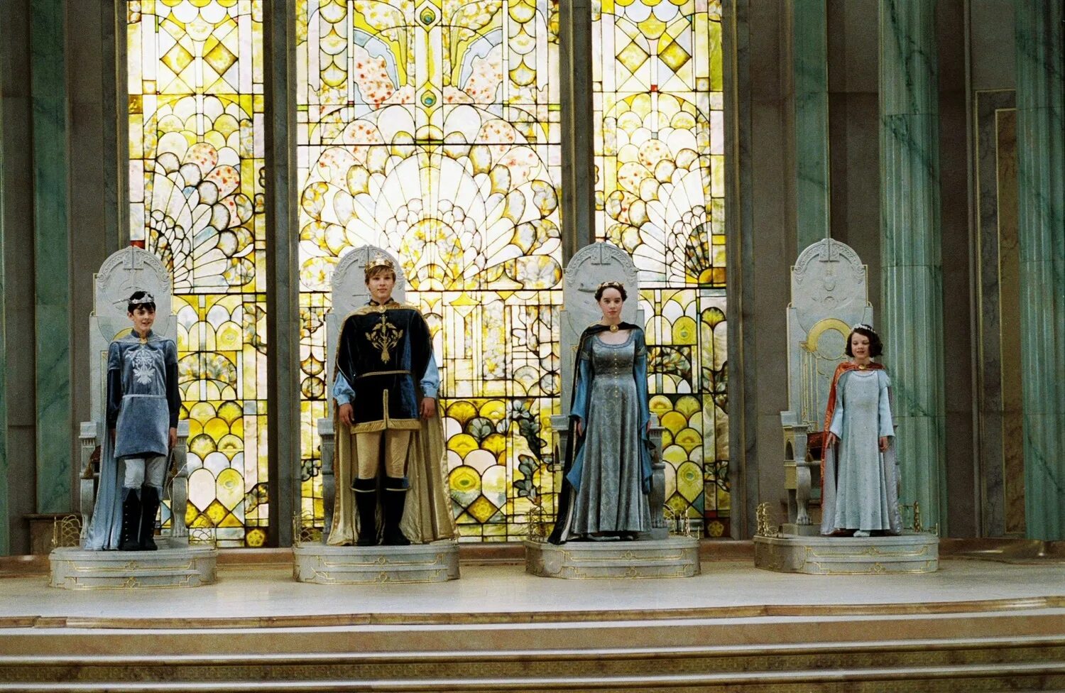 хроники нарнии эдмунд и королева. люси, сьюзен, эдмунд и питер пэвенси. хроники нарнии короли и королевы. хроники нарнии короли и королевы. певенси коронация.