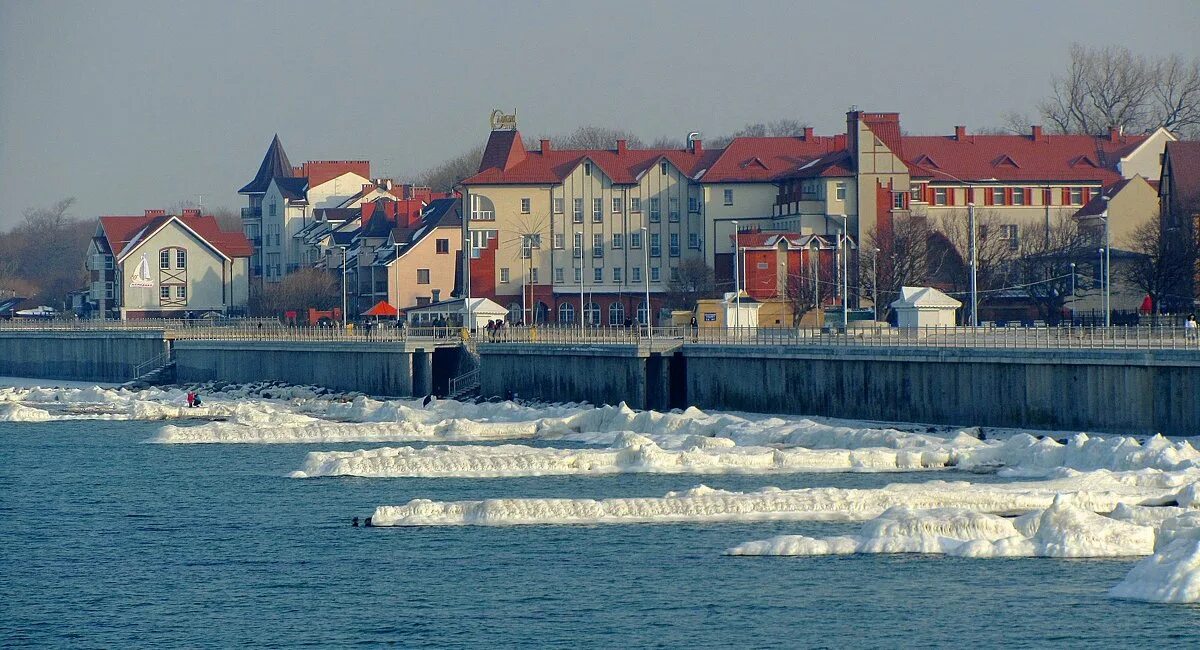 Балтийское море зимой замерзает. Море в калининграде зимой. Море в калининграде зимой. Калининград пляж балтийского моря зимой. Балтийское море замерзло 2021.