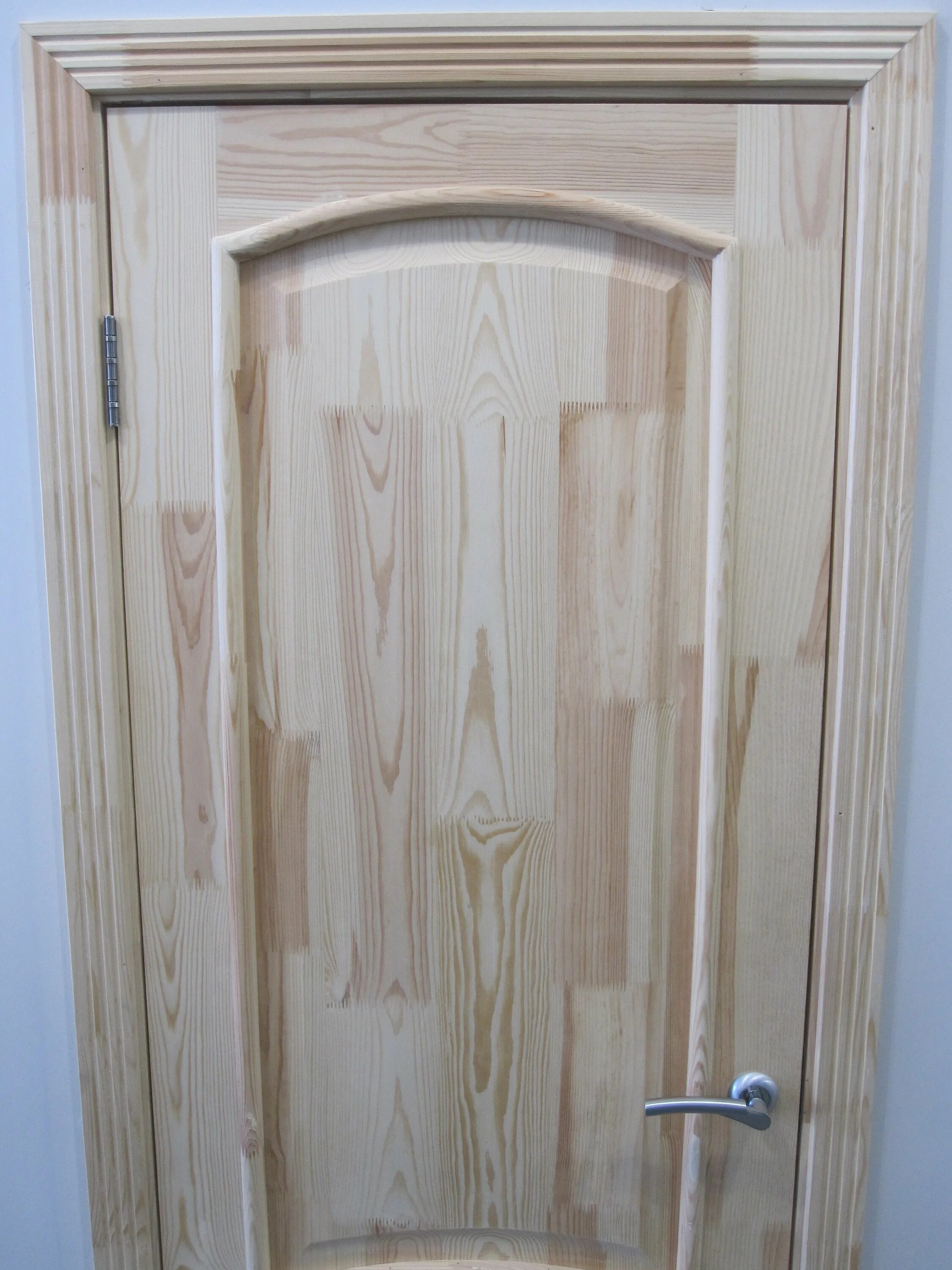 Деревянная дверь. Краска для деревянных дверей. Покрасить деревянную дверь. Деревянные двери покрытые лаком.